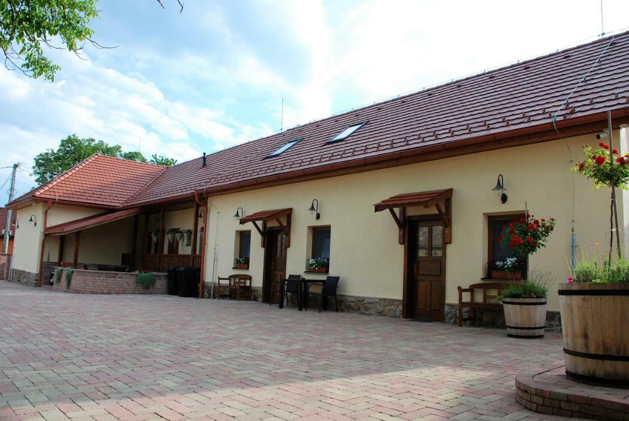 Ubytovanie Tri Ruze Krasnohorske Podhradie Экстерьер фото