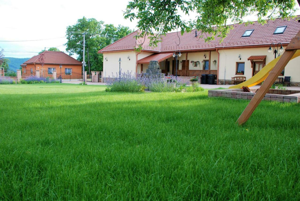 Ubytovanie Tri Ruze Krasnohorske Podhradie Экстерьер фото